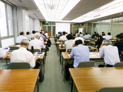 講義を受ける参加者