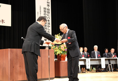 馳浩大会長から表彰を受ける受賞者